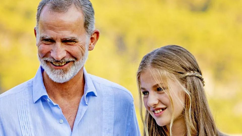 La mala pasada que le jugó el viento a la infanta Sofia con su look. Fuente: Instagram @leonorandsofia
