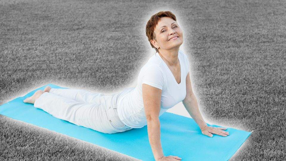 Esta es la postura de yoga que las +50 deben practicar para lucir un cuerpazo. Fuente: Producción Panorama.