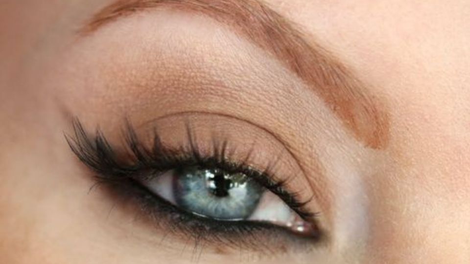 En 3 simples pasos, así debes maquillar tus ojos después de los 40. Fuente: Pinterest.