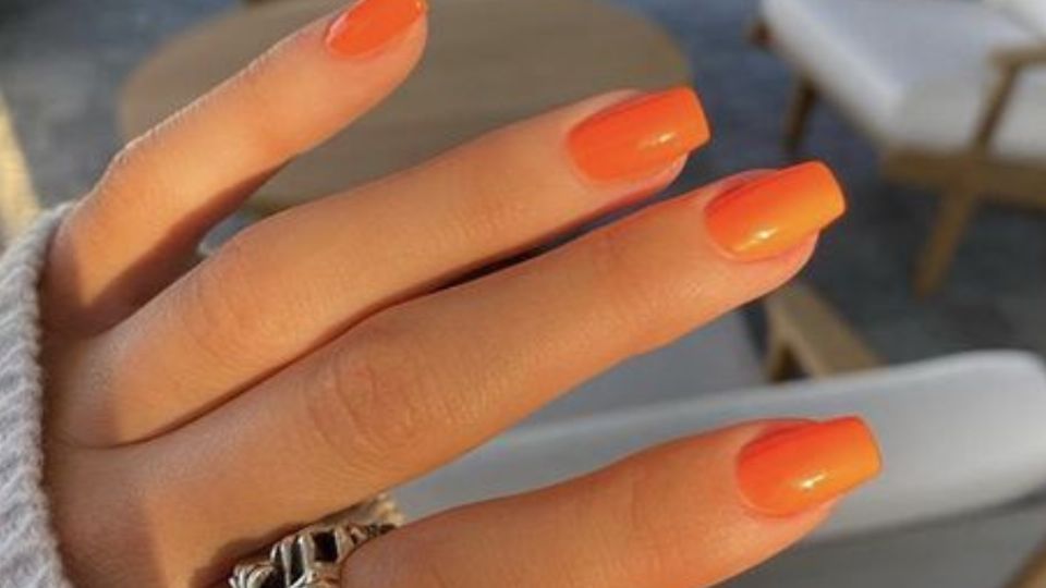 3 estilos de uñas naranjas para no pasar desapercibida en esta temporada. Fuente: Pinterest.