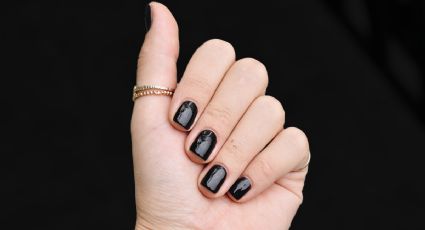 ‘Black nails’ la manicura ideal porque combina con todos los looks y es fácil de hacer