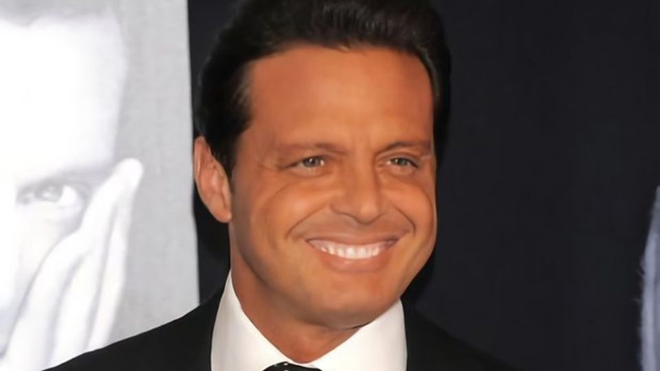 Luis Miguel rompió su compromiso y se fue con una modelo de 24 años. Fuente: Twitter @LM_CLUB_PERU