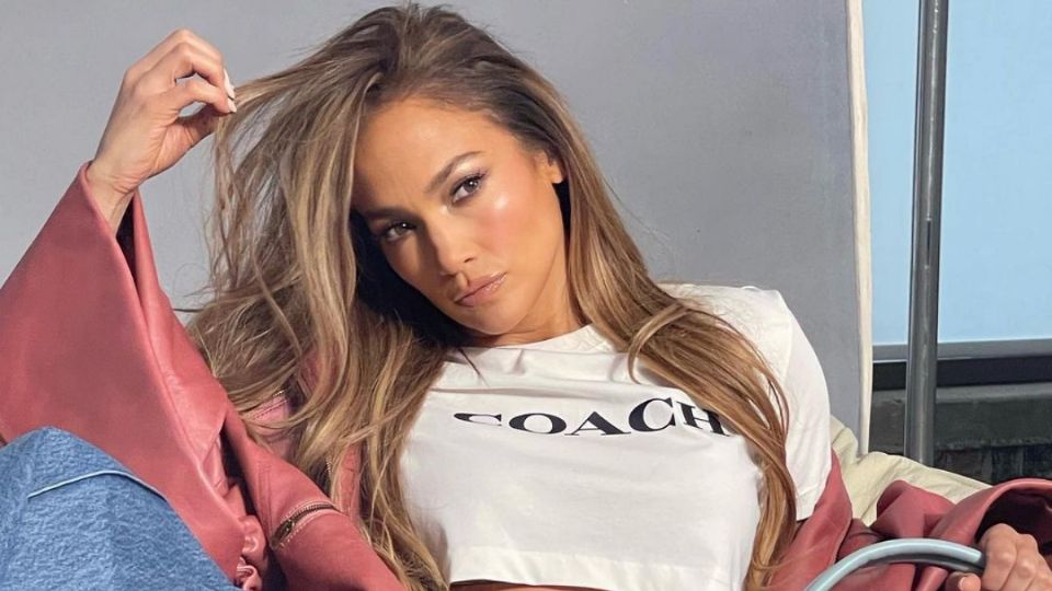 Jennifer López usa el color dorado para todo. Fuente: Instagram @jlo