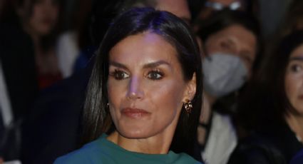 Letizia deja ver su bronceado con un look verde al cuerpo