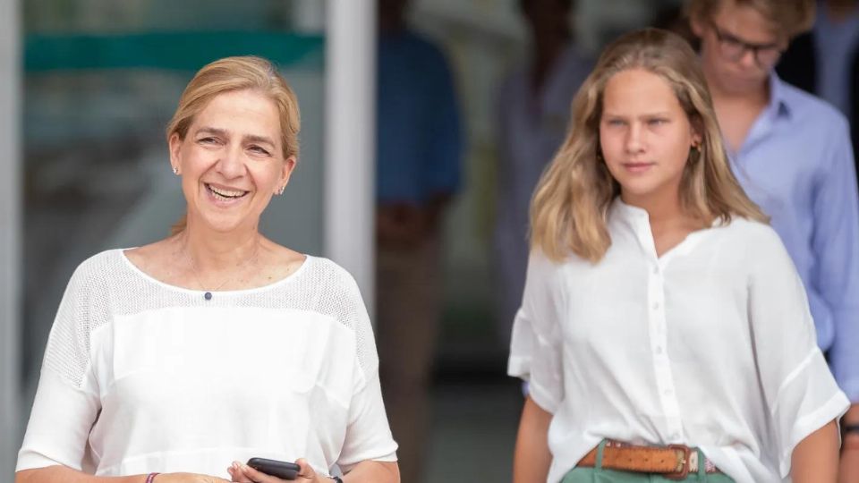 Infanta Cristina e Irene Urdangarin. Fuente: Twitter @CasaReal