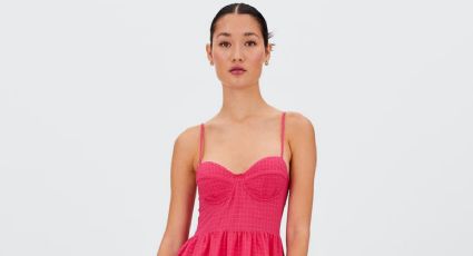 El vestido corset ideal para marcar la cintura está en Stradivarius