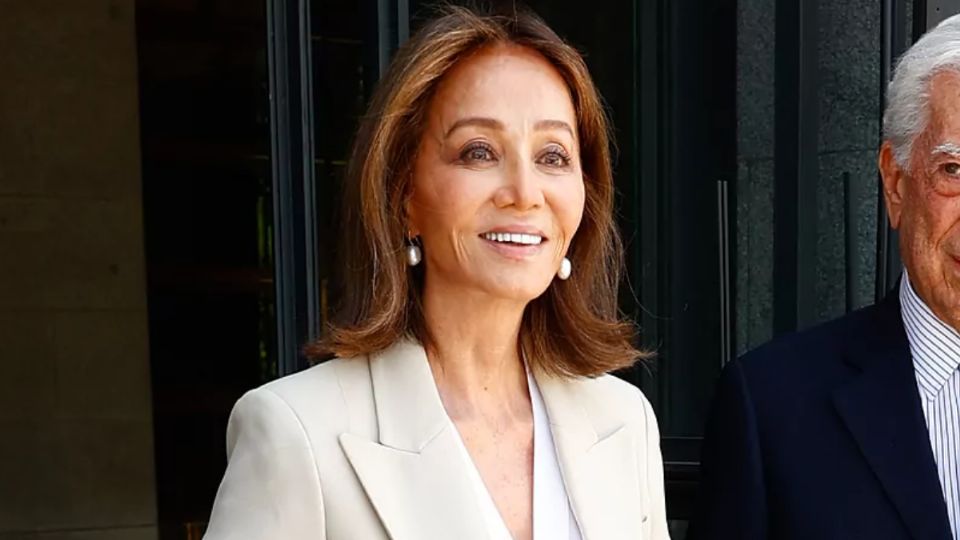 Isabel Isabel Preysler y su traje de sastre: Fuente: Twitter: @ShowmundialShow