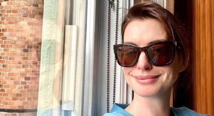 Anne Hathaway impone los jeans acampanados y así debes llevarlos