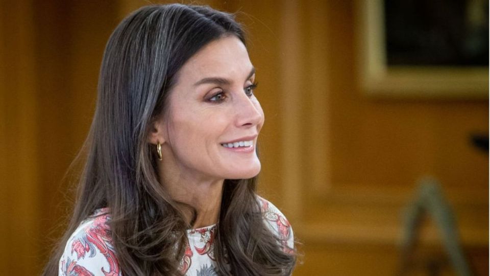 La Reina Letizia impone el estampado paisley. Fuente: Instagram @casarealdeespana