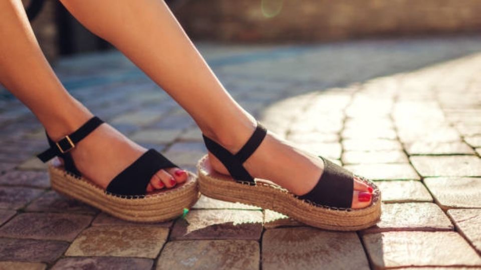 Las sandalias perfectas para usar todo el día y no morir en el intento. Fuente: istockphoto