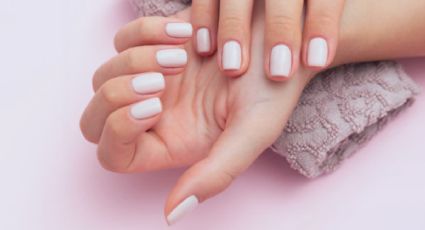 Manicura “Milky Bath”. El truco de moda para mantener las uñas perfectas en la playa