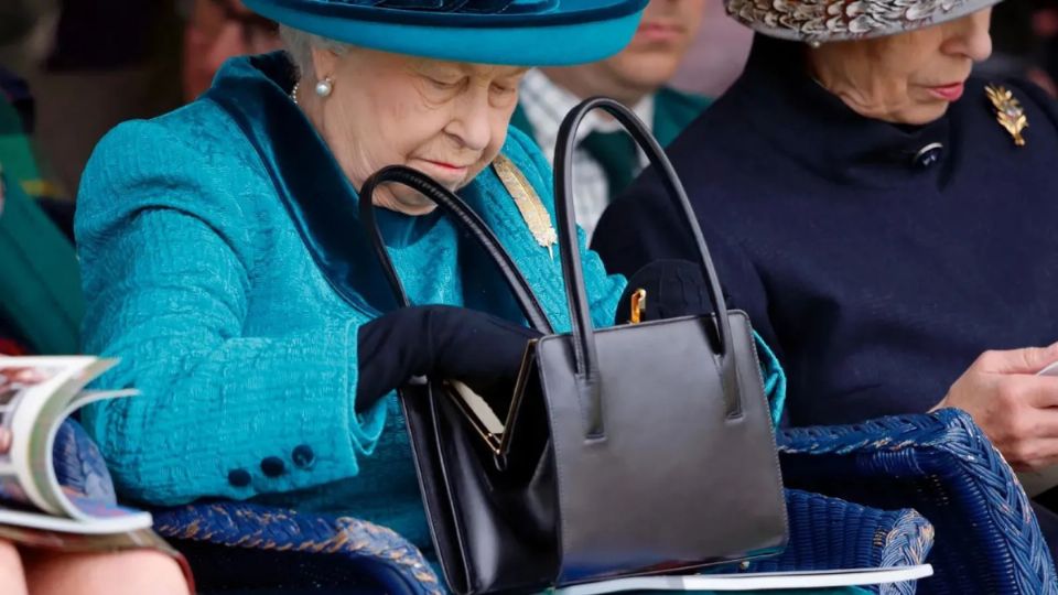 El tierno secreto que guardaba la bolsa de Isabel II: Fuente: Pinterest