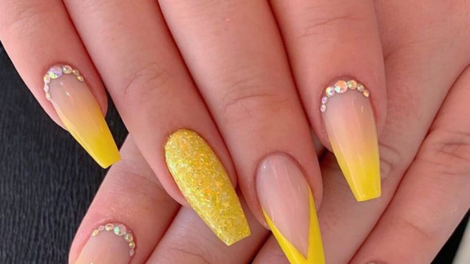 La manicura floral también se lleva en el cambio de estación: 3 ideas en amarillo. Fuente: Pinterest.