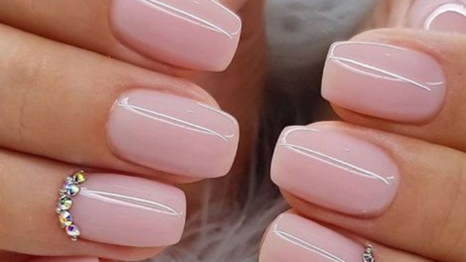 3 diseños de uñas color rosa para lucir manos elegantes. Fuente: Pinterest.