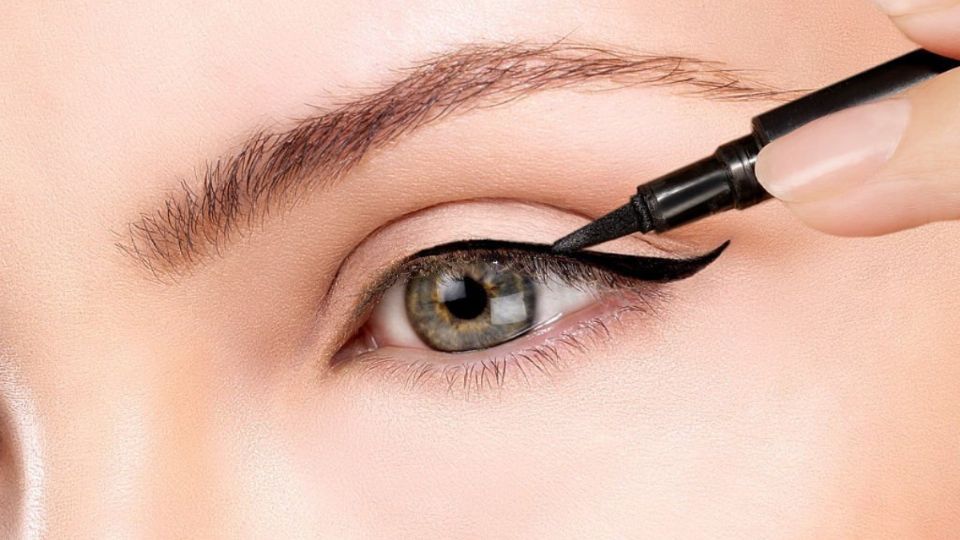 3 plantillas fáciles de usar para lograr un eyeliner perfecto. Fuente: istockphoto