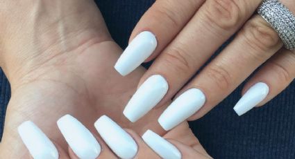 3 diseños de uñas color blanco para lucir manos elegantes