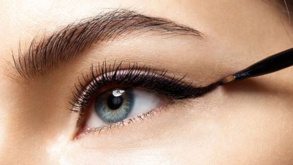 El truco definitivo para lograr un eyeliner perfecto con agua micelar. Fuente: Pinterest.