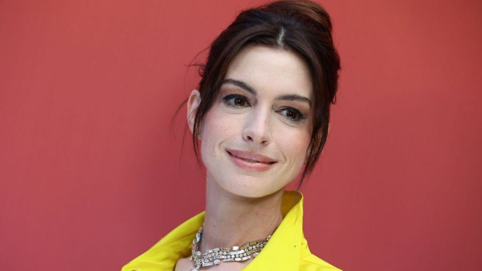 Anne Hathaway tiene las botas ideales para mujeres +40 inquietas. Fuente: Getty Images