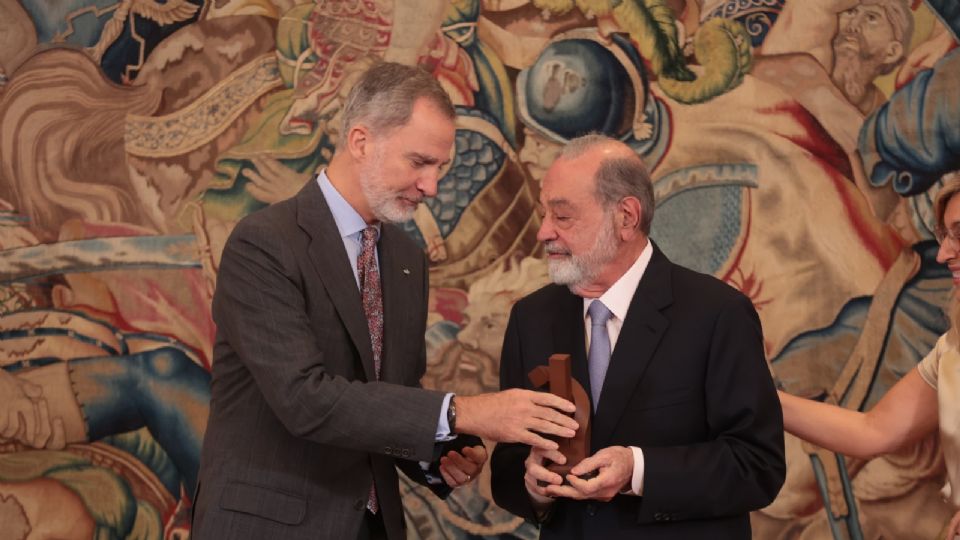 Carlos Slim recibe el premio Enrique V. Iglesias a manos del Rey Felipe VI. Foto: Patricia Alvarado