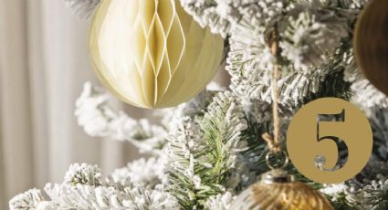 Decora tu árbol navideño de blanco con estas 5 ideas sin gastar dinero