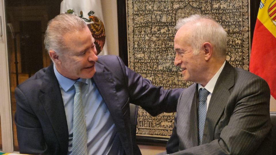 El embajador mexicano, Quirino Ordaz Coppel, recibe de manos del titular de juzgado, magistrado Juan Carlos Peinado García, el fragmento del Códice Tlaquiltenango. Foto: Gobierno de México