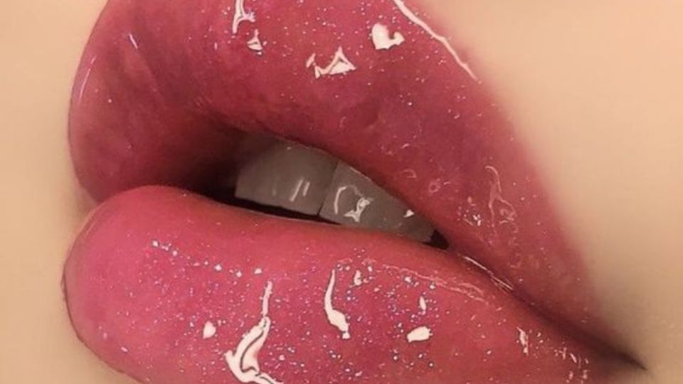 El trucazo viral para crear tu propio gloss y lucir labios con volumen. Fuente: Pinterest.