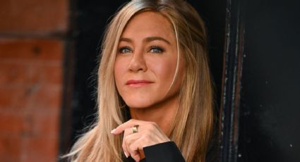 Jennifer Aniston tiene la camisa romántica para enamorar esta primavera (y cuesta menos de 30 euros)