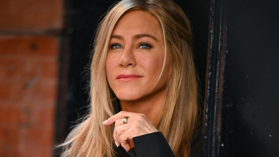 Jennifer Aniston tiene la camisa romántica para enamorar esta primavera. Fuente: Pinterest