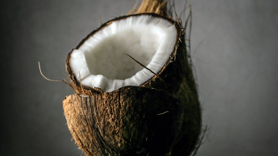 Cómo usar aceite de coco para decirle adiós a las canas. Fuente: Pexels