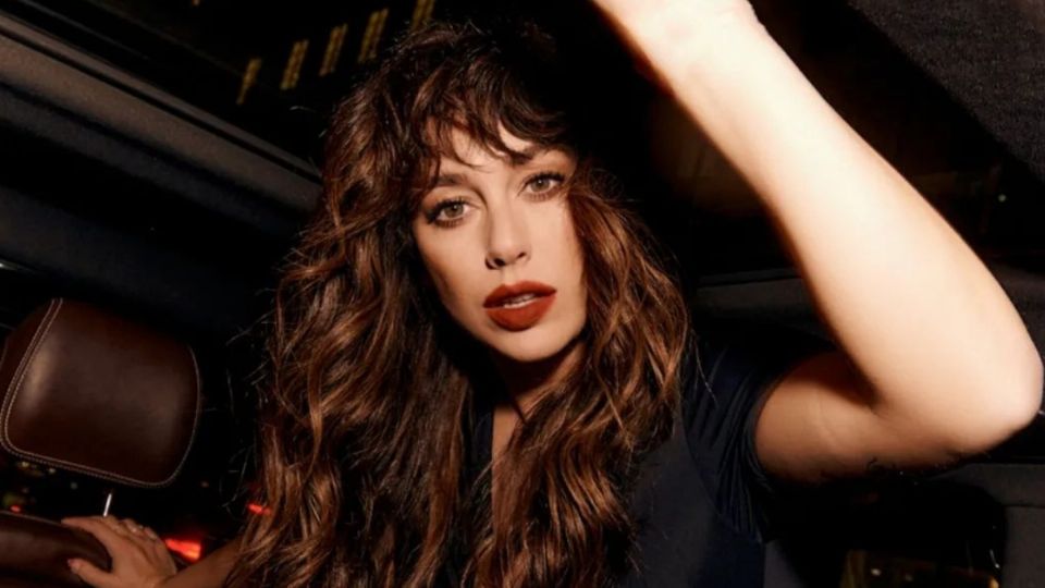 La melena curly también combina con flequillo y Blanca Suarez tiene la prueba. Fuente: Pinterest