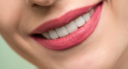 ¿Cómo blanquear los dientes usando ingredientes naturales?