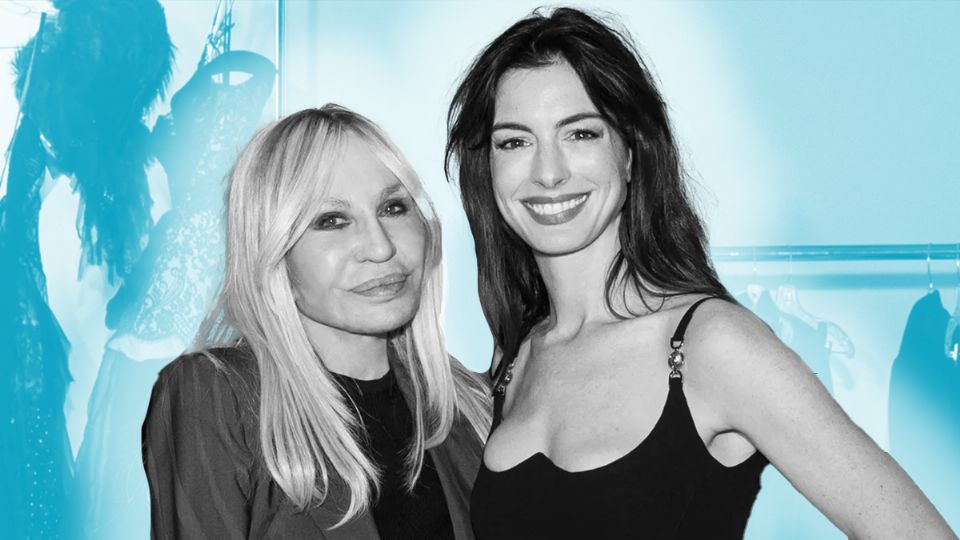 Así es la particular relación entre Anne Hathaway y Donatella Versace. Fuente: Producción Panorama.