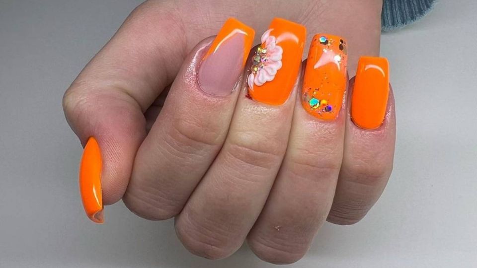 Ideas de manicura orange para lucir uñas elegantes. Fuente: instagram @cinthy_nails