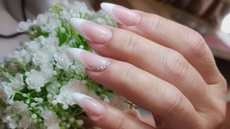 3 ideas de manicura para novias. Fuente: instagram @irina_nailspro