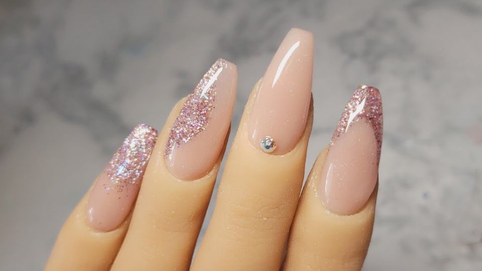 4 diseños de nail art con glitter para manos delicadas y con brillo. Fuente: Pinterest