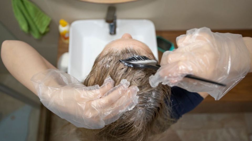 3 hábitos que debes tener con tu cabello los días posteriores a aplicar el tinte. Fuente: istockphoto