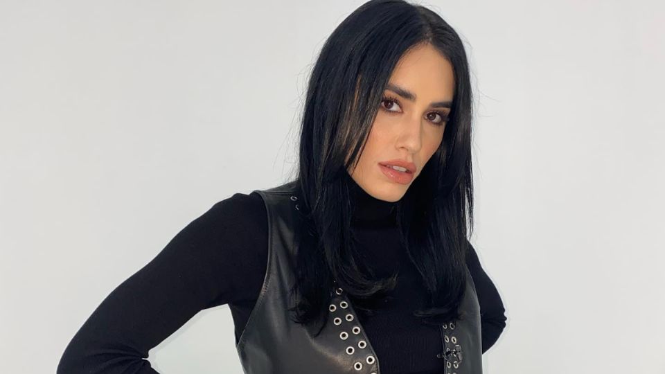 Lali Espósito impone tendencia con piluso de medio tiempo y camiseta destroyed. Fuente: Instagram @lalioficial