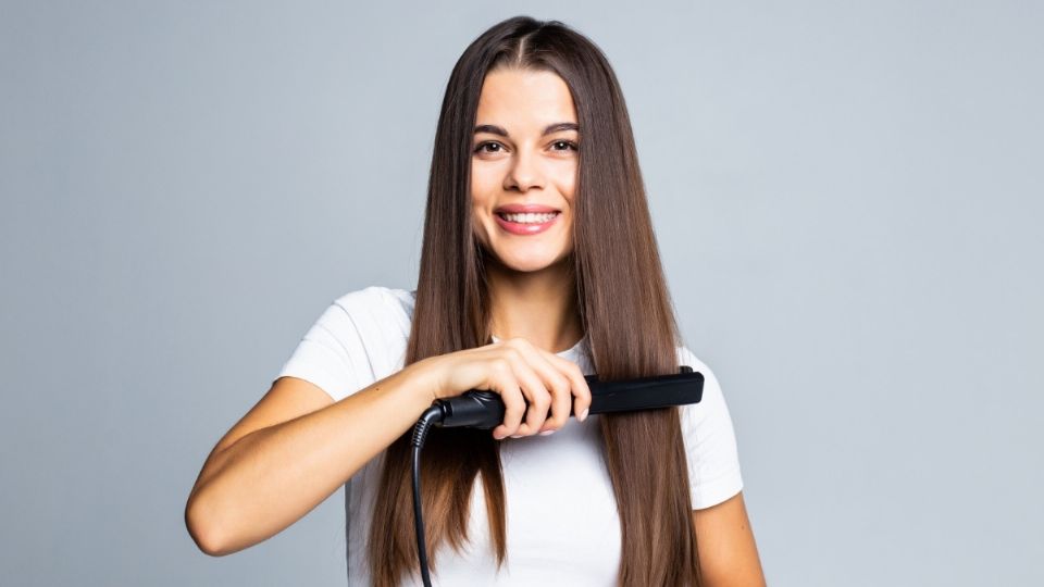 Los 3 errores al planchar el cabello. Fuente: FreePik