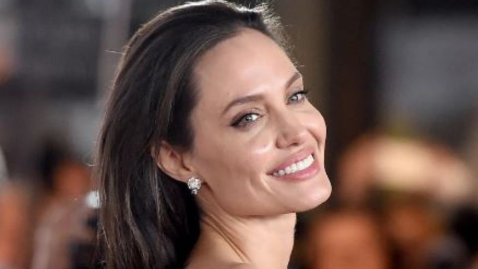 Angelina Jolie tiene las mechas cremosas que todas querrán usar para quitarse años en el verano. Fuente: Pinterest