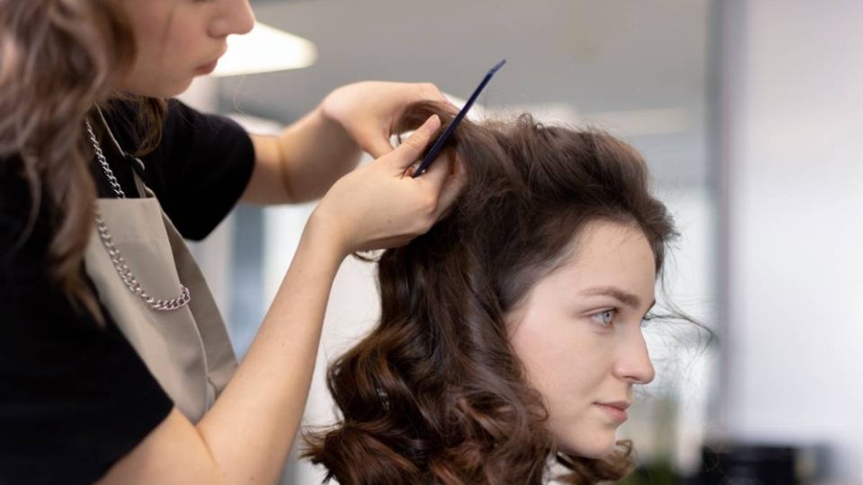 Pixie Curl, el corte ideal para mujeres de +50. Fuente: FreePik