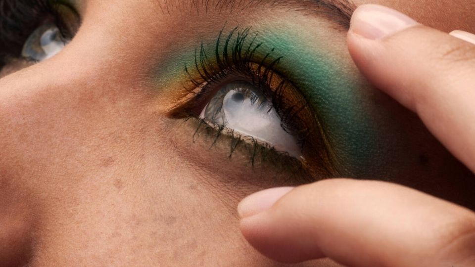 3 colores de sombras para lograr una mirada de impacto en mujeres de ojos verdes. Fuente: Alamy