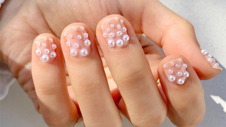 Te contamos cómo llevar perlas en las uñas para lucir una manicura exclusiva. Fuente: Pinterest