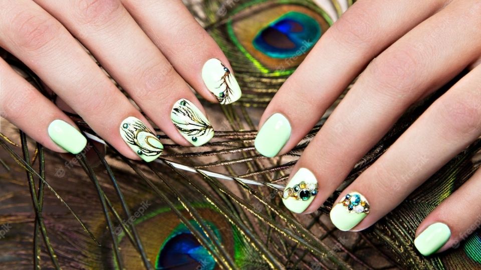 Manicura con plumas: 3 diseños para lucir uñas de impacto. FreePik