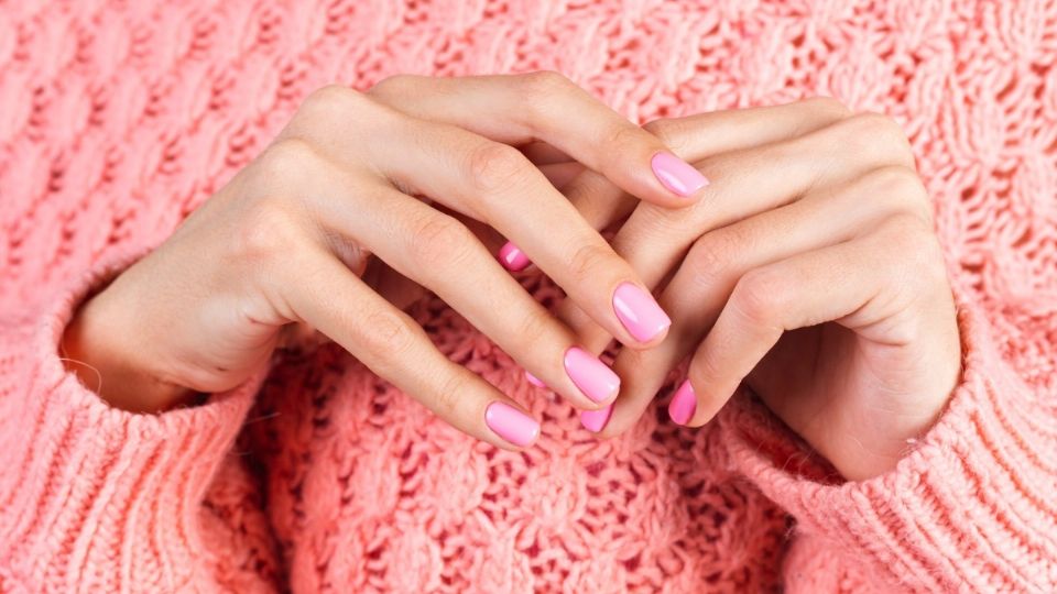 Diseños de uñas color rosa para manos bonitas y elegantes. Fuente: FreePik