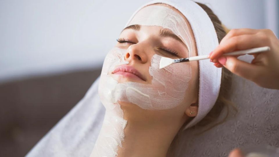 Despídete de las arrugas en el rostro con esta mascarilla que sólo lleva maicena y agua. Fuente: istockphoto