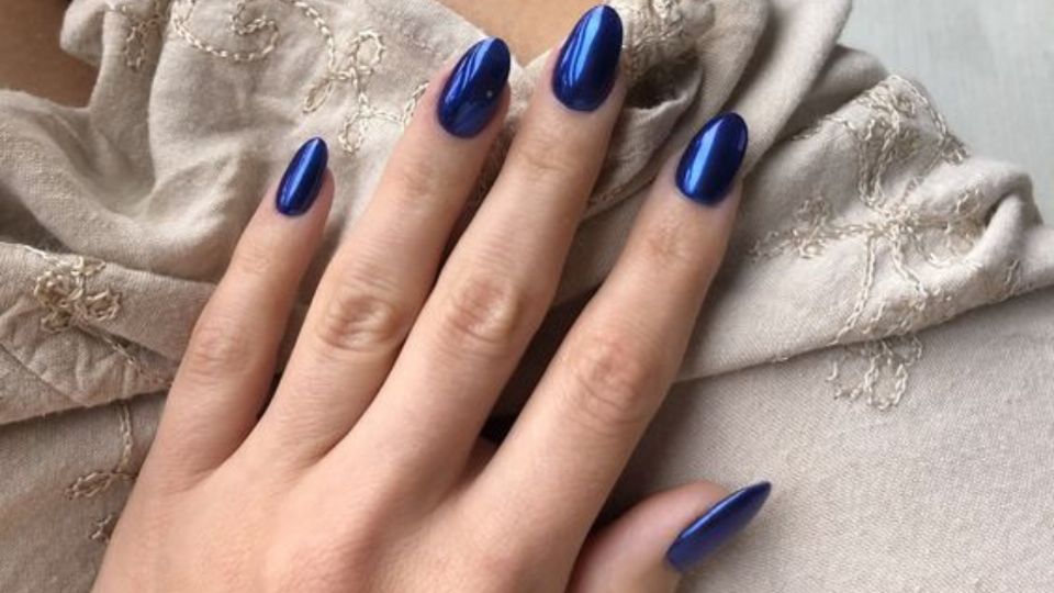 3 diseños de manicura azul para lucir manos elegantes. Fuente: Pinterest