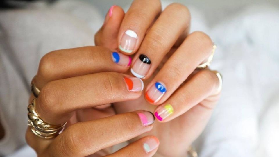 Luce diferente a las demás con esta manicura mismatch. Fuente: instagram @jessundecided
