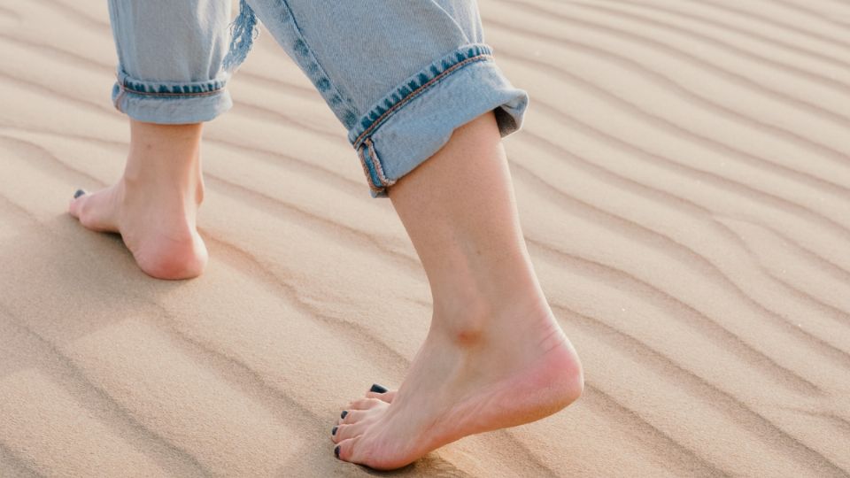 Pedicuría: 3 diseños de ideas para lucir pies elegantes con sandalias o descalza en la playa. Fuente: Pexels / Josh Hild