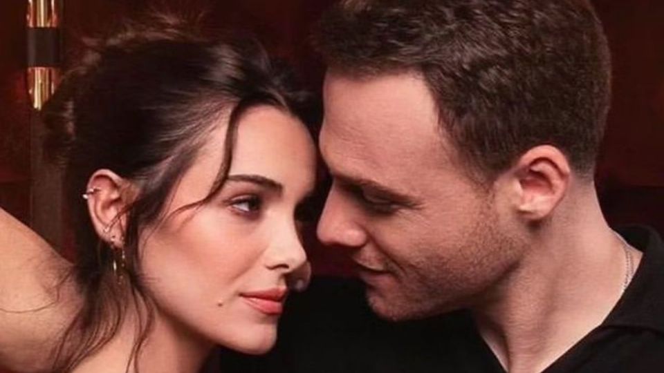 Hafsanur Sancaktutan y Kerem Bürsin son pareja en la ficción. Fuente: instagram @yacokseversenenglish.