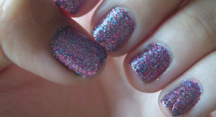 Deslumbra a todos con este nueva manicura glitter